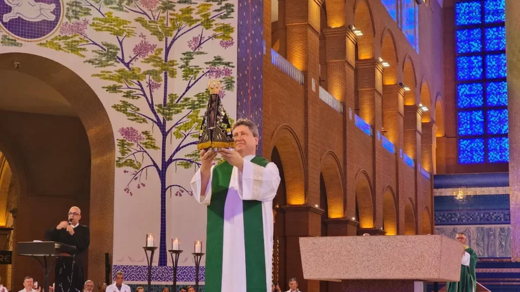 Imagem Pe. Eduardo Catalfo com Nossa Senhora nas Maoes Dia Oracional Mariano do artigo Dia Oracional Mariano relembra a missão da Família dos Devotos