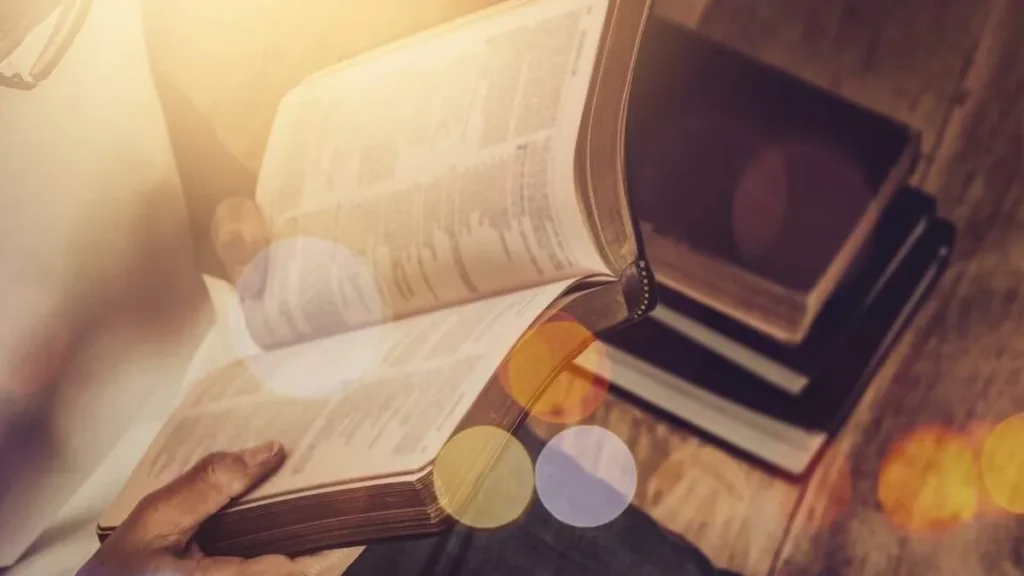 Imagem catolico lendo livros religiosos do artigo Um livro para cada semana da Quaresma