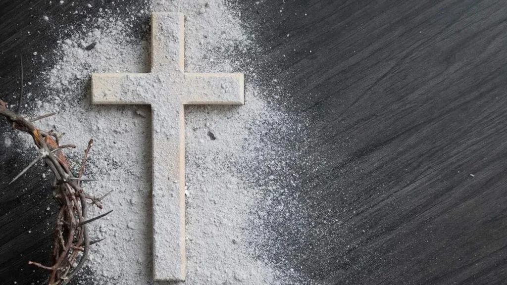 Imagem cruz com cinzas do artigo Sem Deus, somos apenas pó
