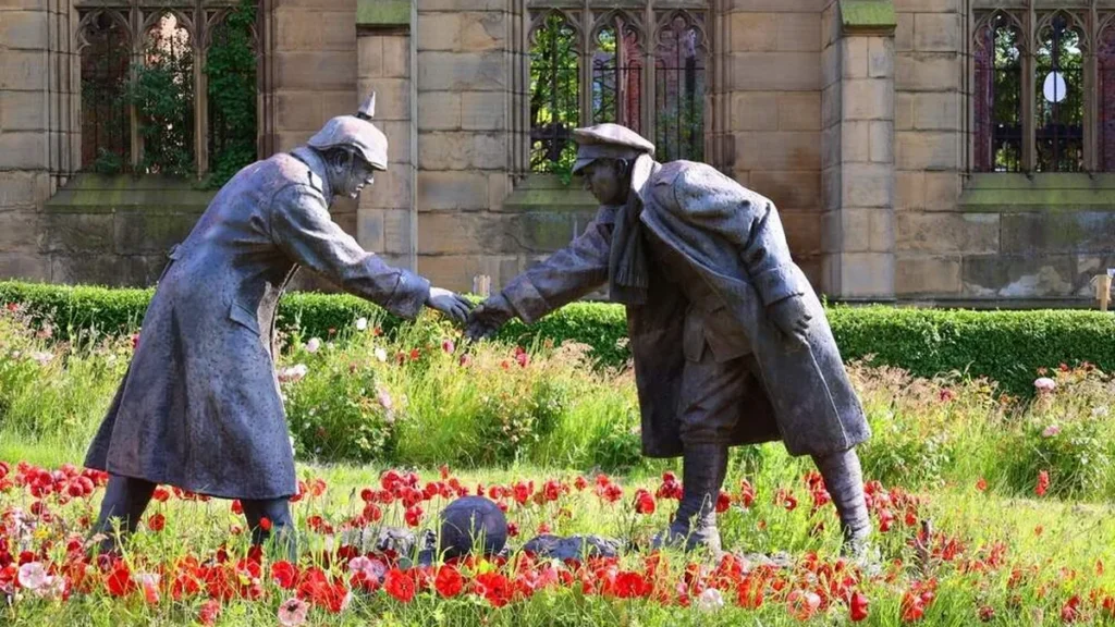 Imagem estatua em comemoracao da tregua de natal do artigo Guerra e paz: a trégua de Natal na Primeira Guerra Mundial