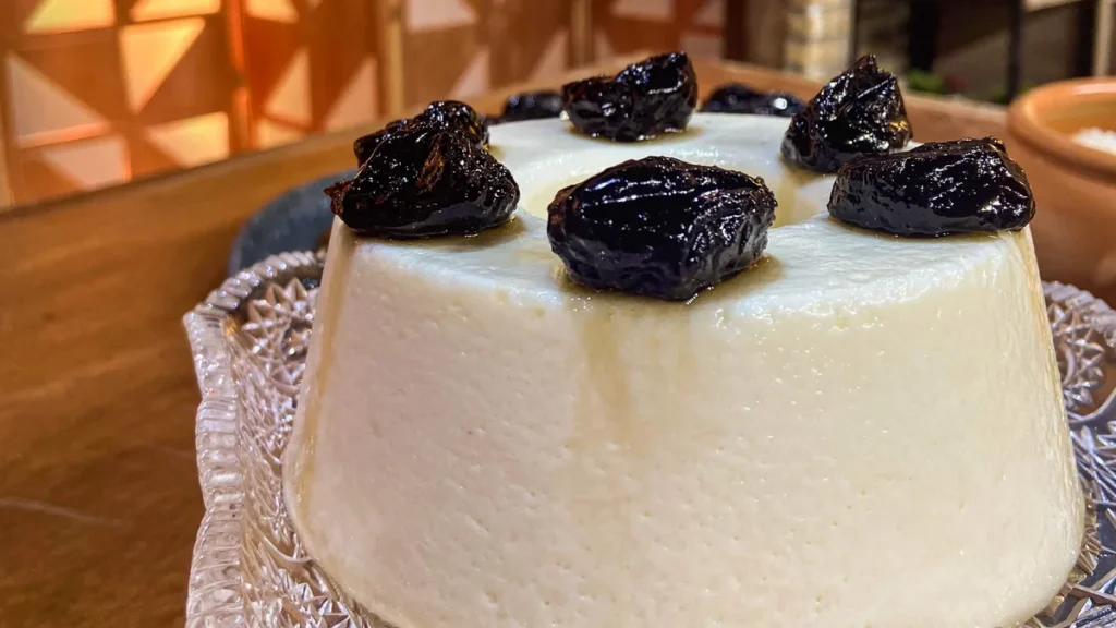 Imagem manjar de coco com calda de ameixa do artigo Manjar de Coco com Ameixa – Sabor de Vida