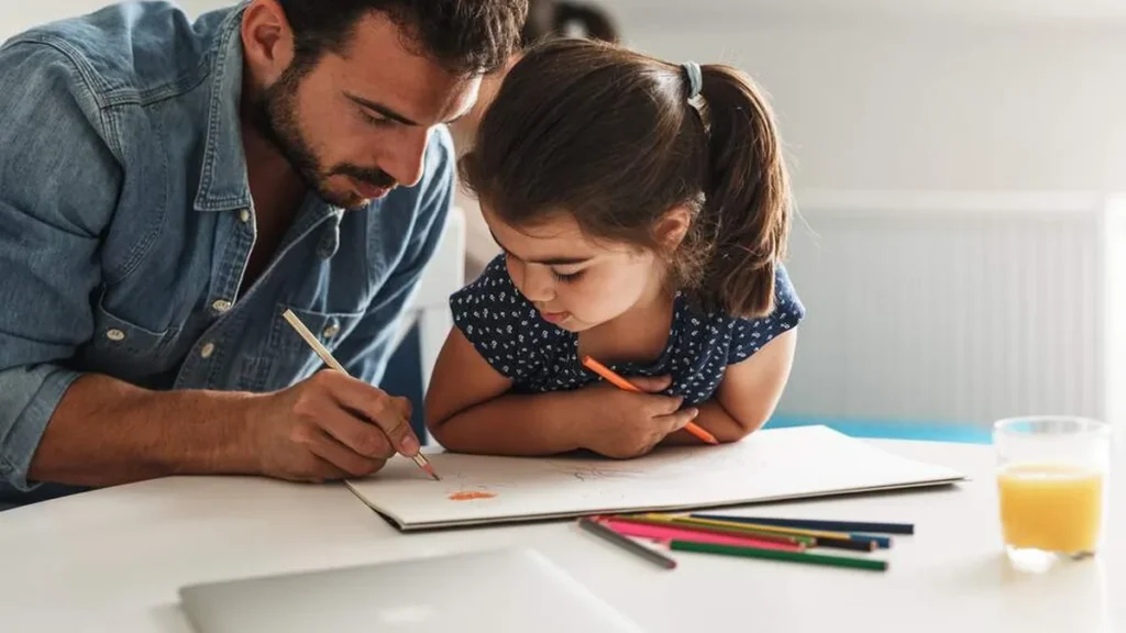 Imagem pai ensinando a filha do artigo Como falar sobre a Quaresma para as crianças?