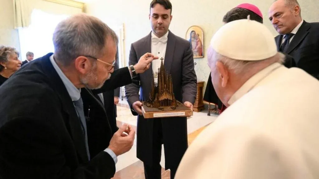 Imagem papa e membros da construtora da igreja sagrada familia do artigo Papa deseja ambiente propício para oração na Basílica da Sagrada Família