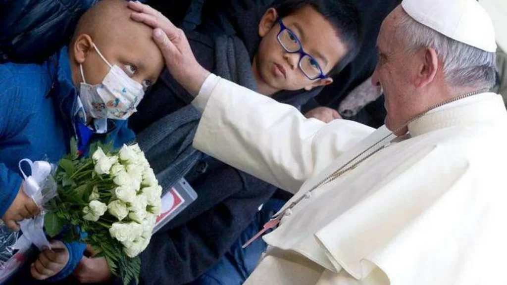 Imagem papa e enfermos 2 do artigo Nossa Senhora de Lourdes: Oração pelos enfermos