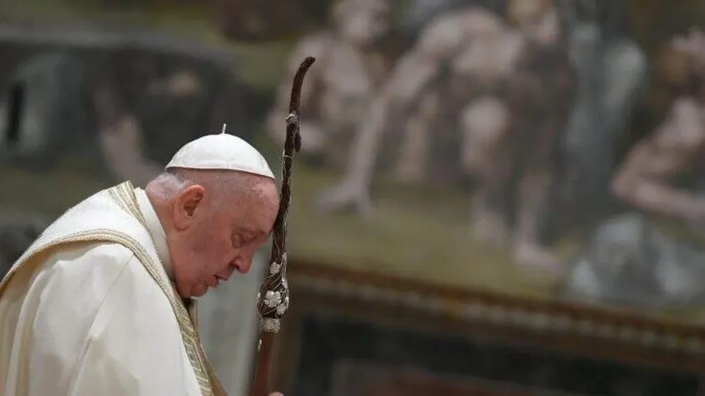 Imagem papa francisco em missa com cruz do artigo Papa Francisco se prepara para retiro quaresmal
