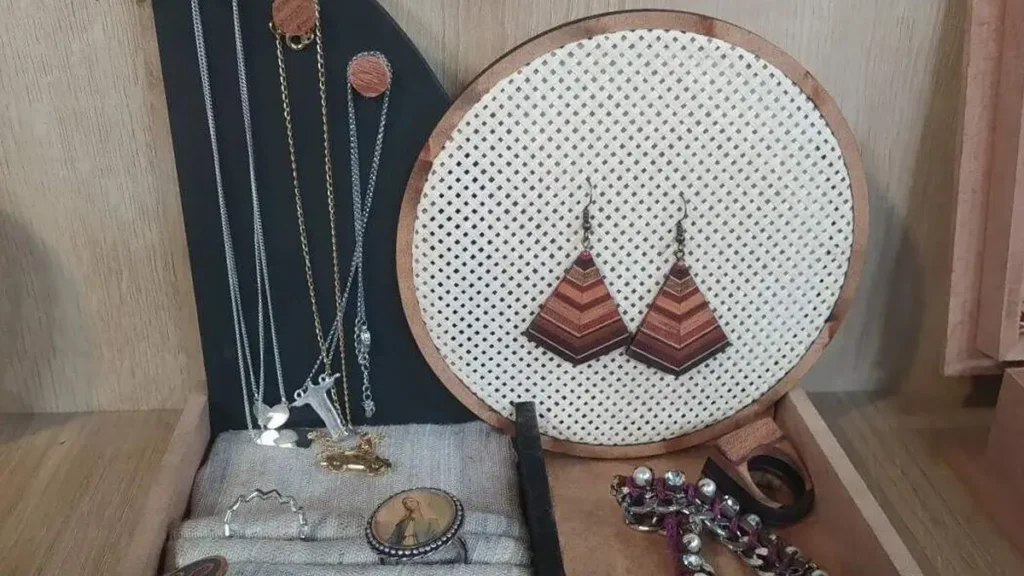 Imagem porta joias do artigo Porta-joias de cabeceira em MDF - Faça Você Mesmo