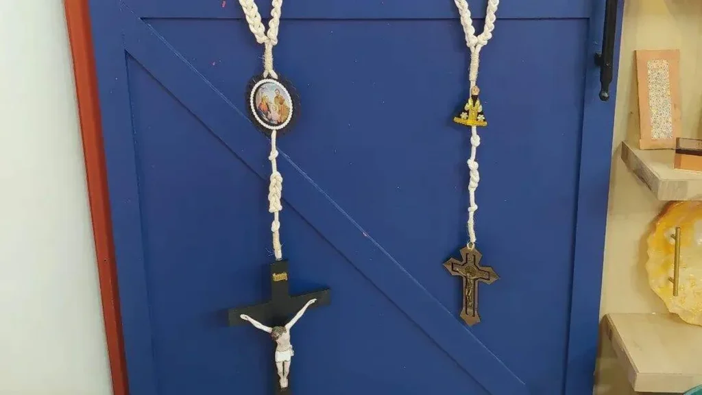 Imagem terco macrame do artigo Terço de parede em Macramê e Resina - Faça Você Mesmo