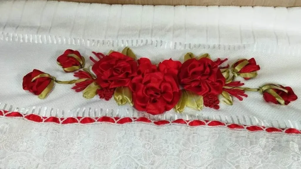 Imagem toalha bordado do artigo Toalha de rosto bordada com Flores Vermelhas - Faça Você Mesmo