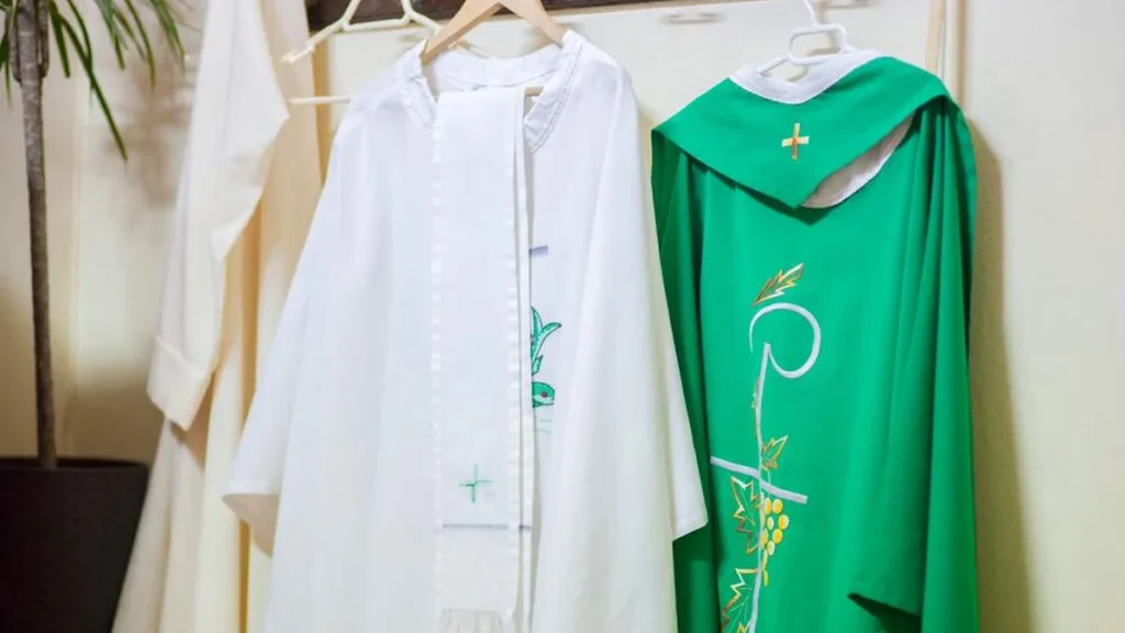 Imagem shutterstock 1764911252 do artigo Qual o significado das cores usadas nas cerimônias da Igreja?