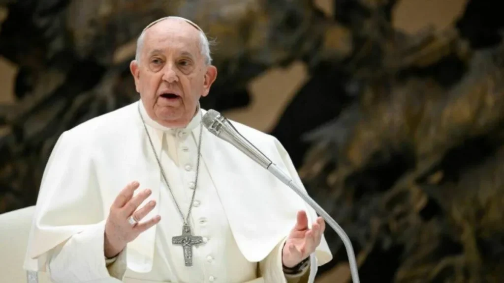 Imagem papa rezando do artigo Confira a agenda de celebrações do Papa para a Semana Santa