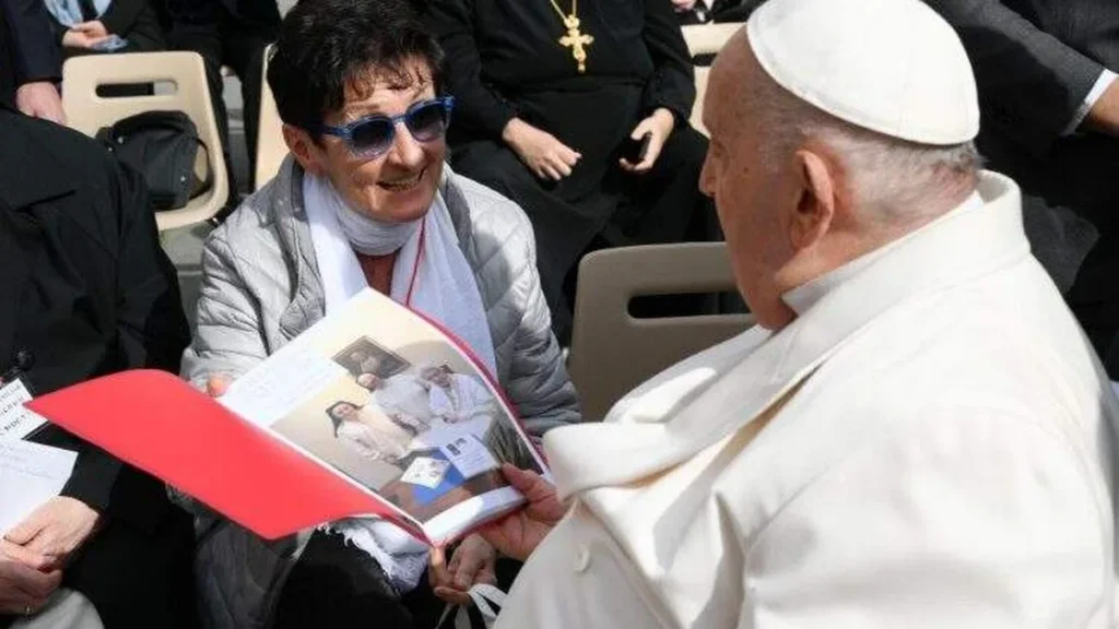 Imagem Orsola Appendino entrega a Francisco a documentacao do local do sepultamento da irma Cornelia do artigo Conheça a religiosa que salvou a vida do Papa Francisco