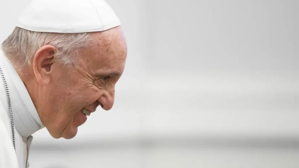 Imagem Papa Francisco em foto sorridente de perfil do artigo Autobiografia do Papa Francisco: jornal italiano antecipa trechos