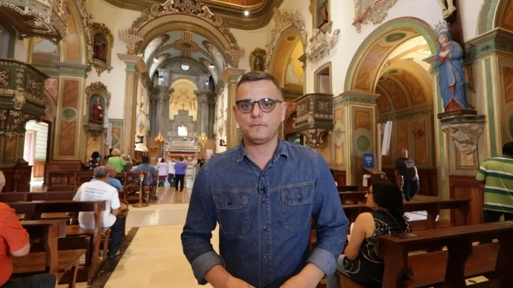 Imagem ArqA 21 3 Reproducao TV Aparecida 1 do artigo "Arquivo A" relata a expressiva trajetória do Padre Vitor Coelho de Almeida