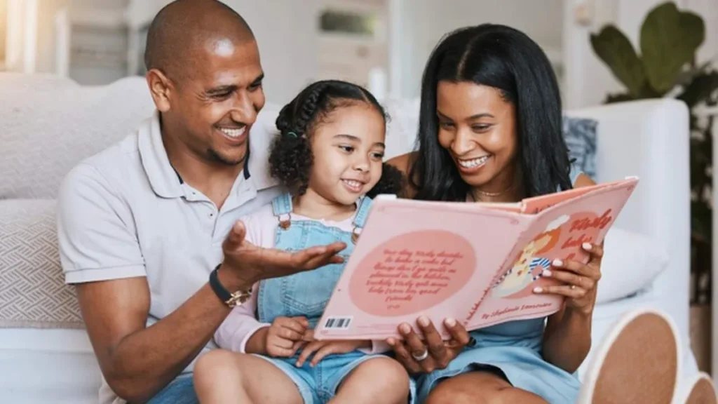 Imagem Familia lendo livro do artigo A amizade social e a paz começam em casa
