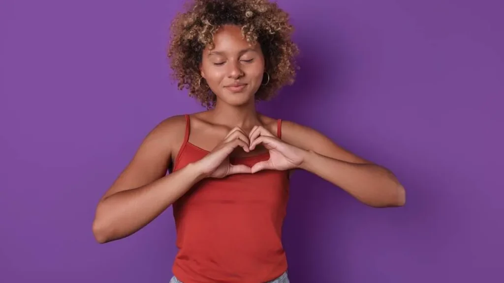 Imagem jovem fazendo coracao com as maos do artigo YOUCAT Update: Uma abordagem diferente para o seu exame de consciência