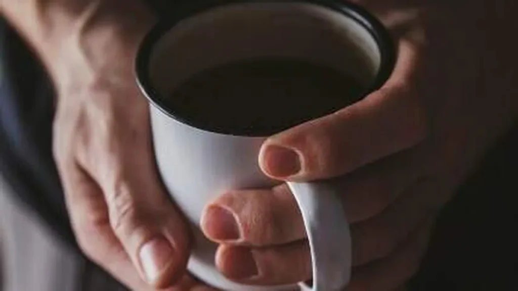 Imagem Mao com cafe do artigo O que transbordamos em nós?