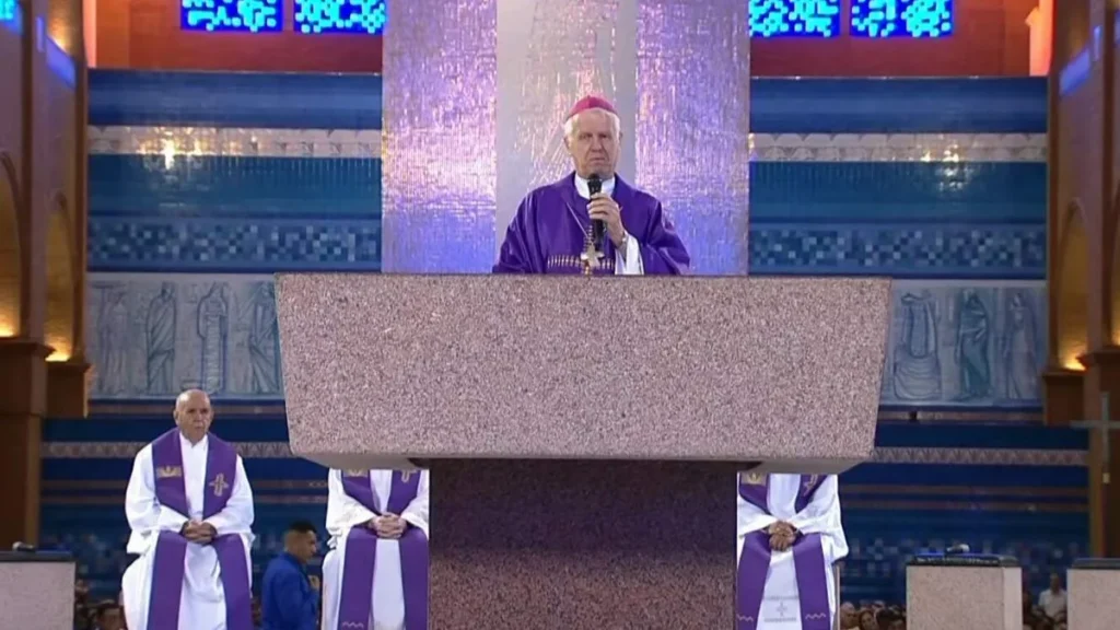 Imagem Dom Orlando no Altar Central do artigo Quarta-feira Santa: é preciso perseverar nos sofrimentos