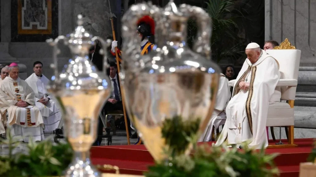 Imagem Papa Francisco na missa do Crisma 2024 do artigo Papa adverte sacerdotes: "Diante de Deus, estamos em débito, não em crédito"
