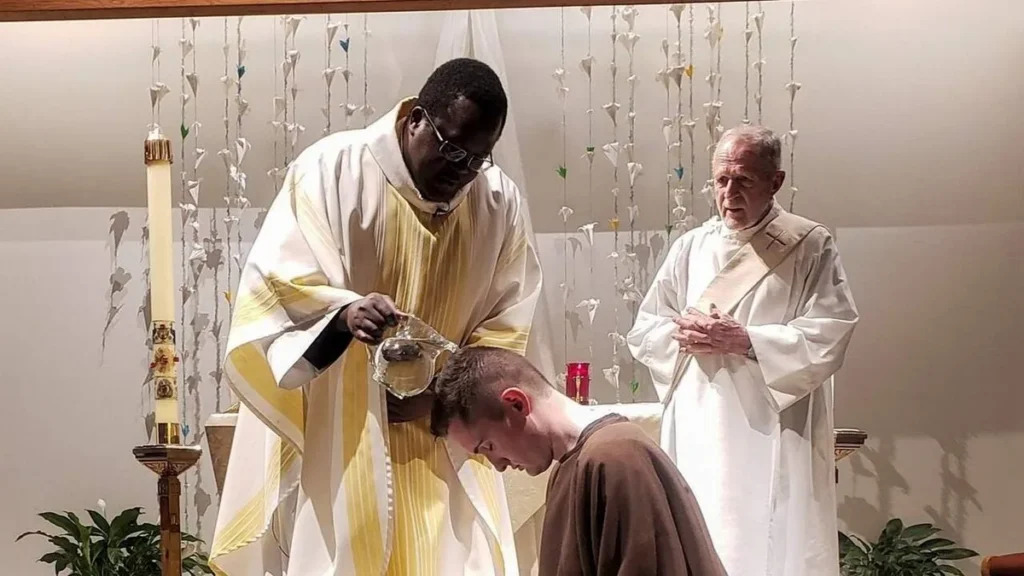 Imagem Adulto sendo batizado do artigo Quem são os catecúmenos? Entenda o termo