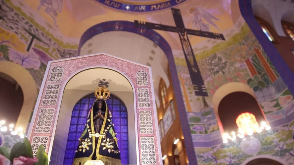 Imagem Dia Oracional Mariano marco 2024 Nossa Senhora e Cruz do artigo Dia Oracional celebra a história da Família dos Devotos