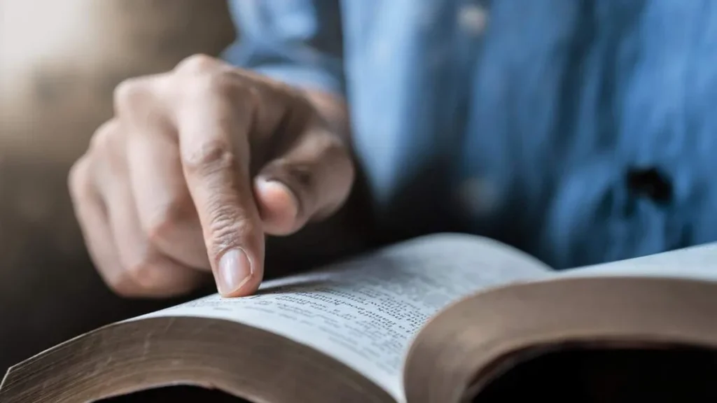 Imagem Homem apontando para a Biblia do artigo Os Salmos: uma escola de oração