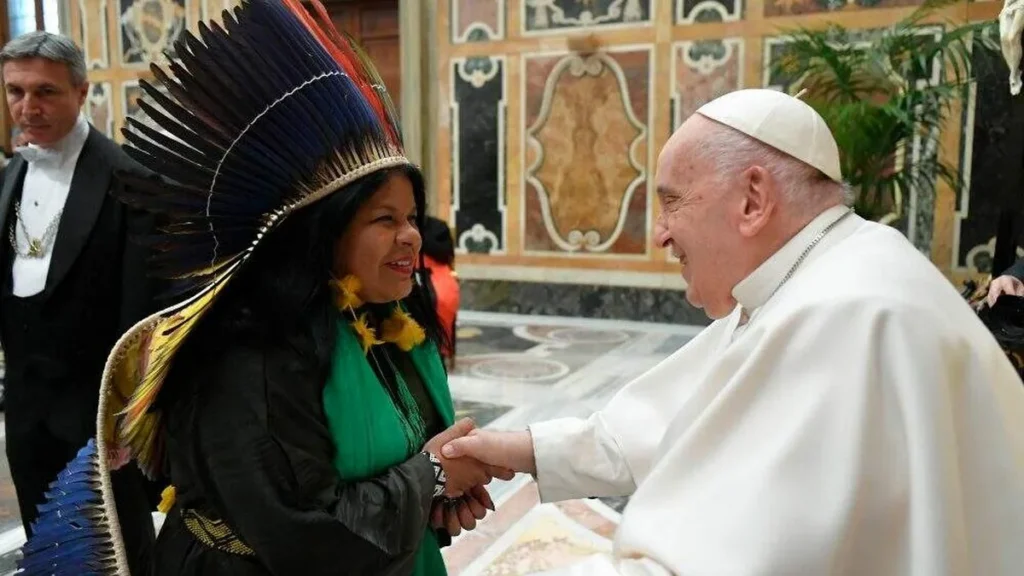 Imagem Ministra Sonia Guajajara se encontra com o Papa Francisco no Vaticano do artigo Papa: "Deus nos fez cuidadores, não donos do planeta"