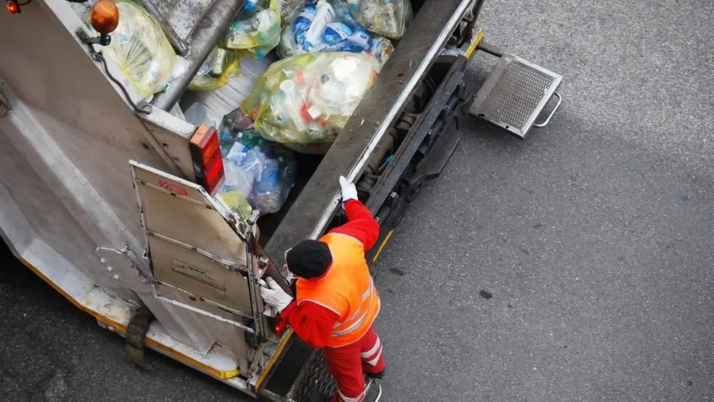 Imagem caminhao de lixo com lixeiro do artigo O que fazer com tanto lixo?