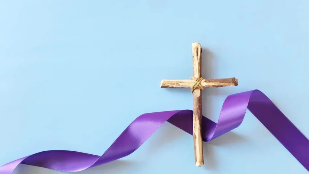Imagem cruz com fita roxa do artigo Quaresma: Caminhando no deserto em busca do Amor de Deus