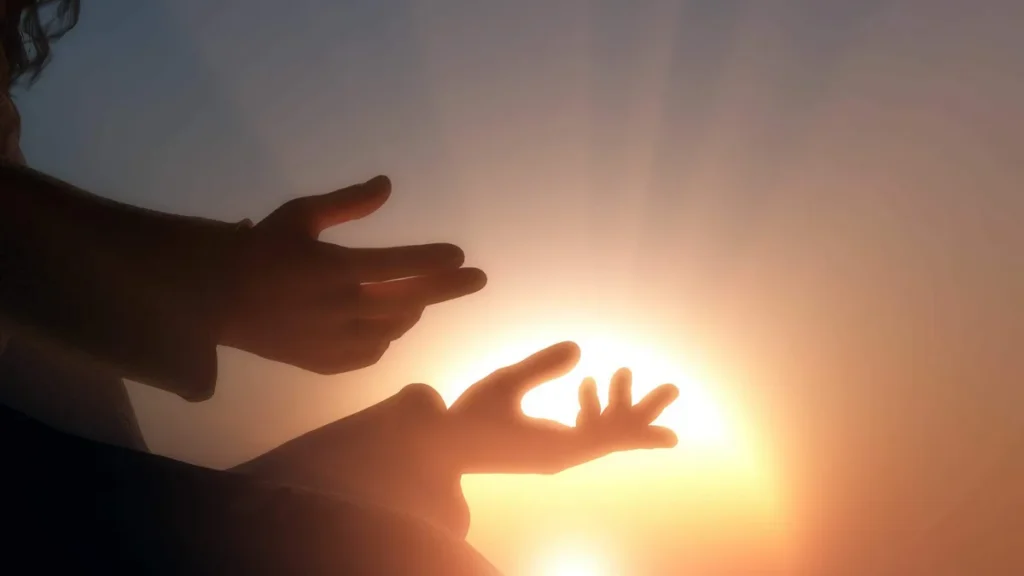 Imagem maos de Deus maos em prece oracao do artigo Enquanto o mundo nos ilude, Deus é o único que nos consola