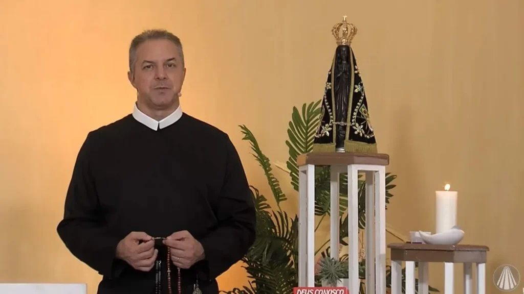 Imagem padre camilo do artigo Terço de Aparecida com Pe. Camilo Júnior - 21 de março de 2024 [Mistérios da Luz]
