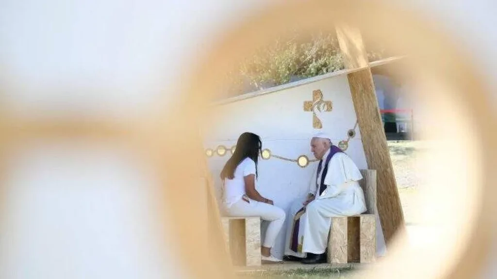 Imagem papa francisco atendendo confissao do artigo Igreja celebra as “24 horas para o Senhor” no próximo fim de semana