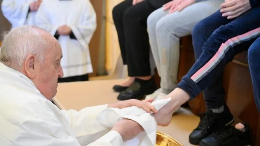 Imagem papa lava pes presidio feminino do artigo Papa Francisco lava os pés de detentas em Roma em missa