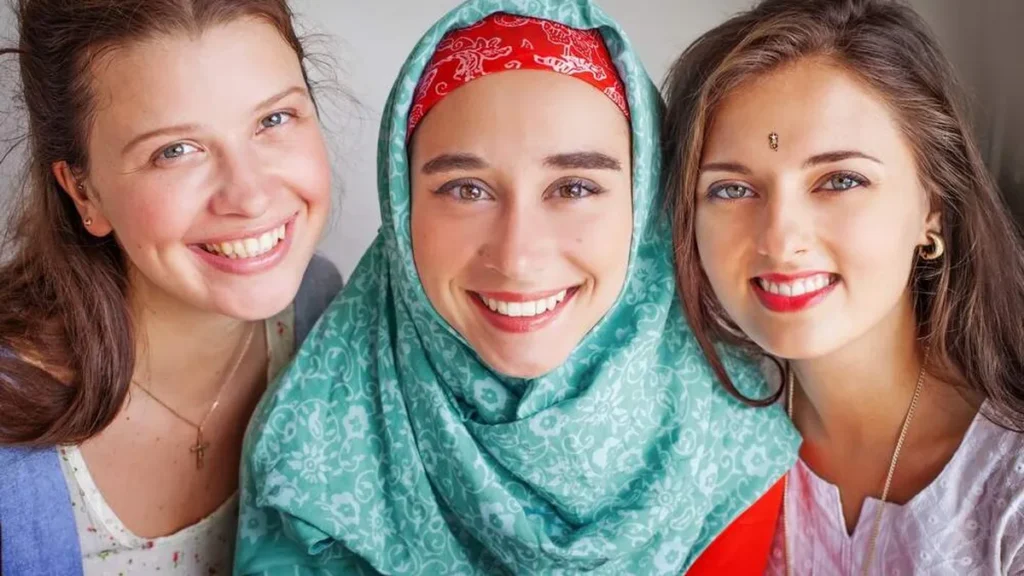 Imagem tres mulheres de diferentes etnias do artigo Genfest promove live sobre paz e fraternidade religiosa