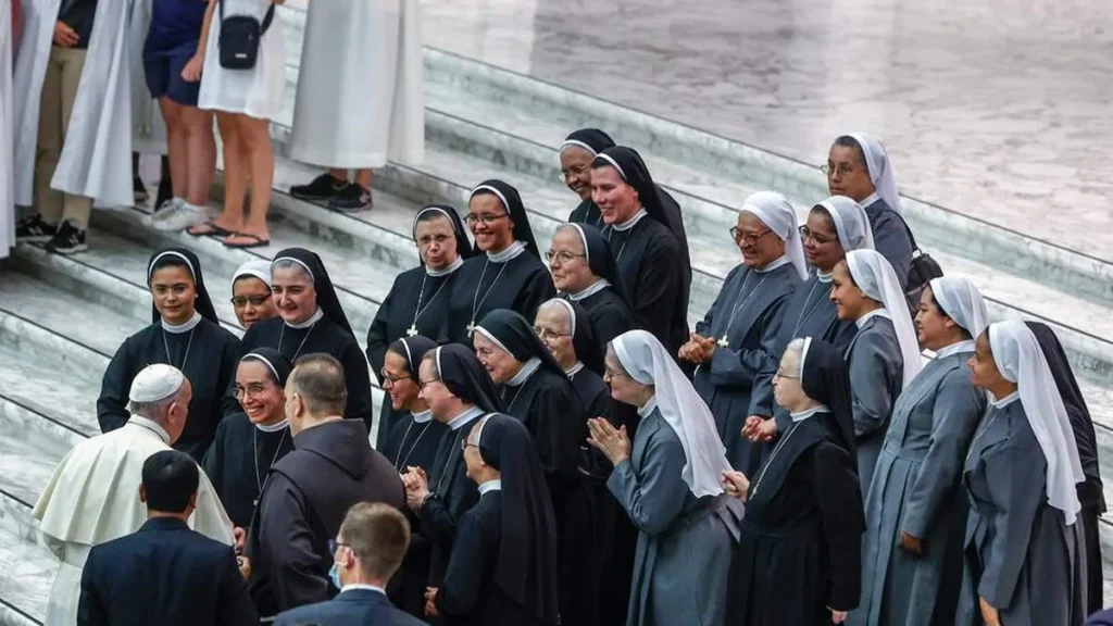 Imagem papa francisco conversa com freiras do artigo Papa pede orações para o crescimento vocacional em maio