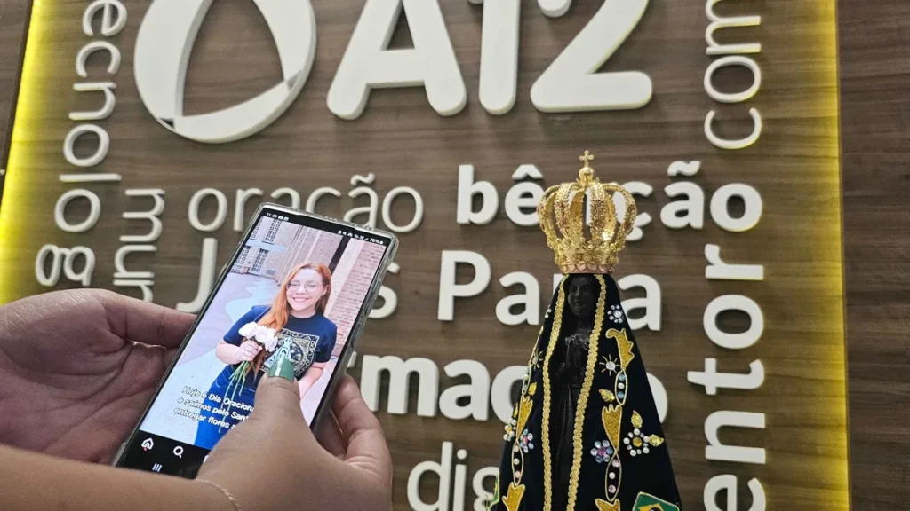 Imagem celular A12 e nossa senhora do artigo O A12 te faz companhia através de conteúdos em série