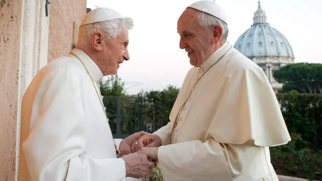 Imagem Papa Francisco e Papa Bento XVI do artigo Francisco e Bento XVI: Uma relação de respeito e apoio fraterno