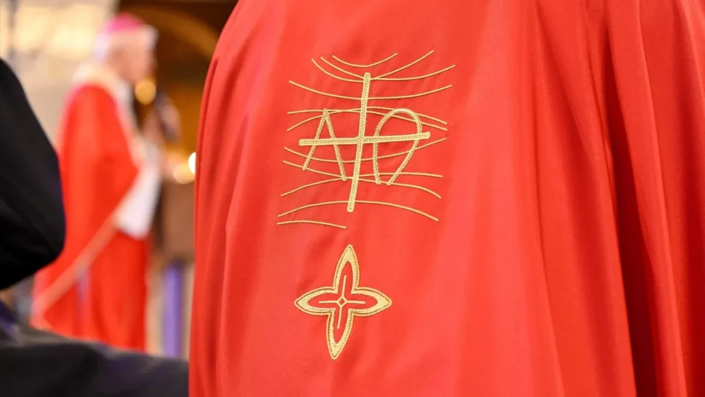 Imagem traje liturgico vermelho do artigo Como preservar trajes litúrgicos da Igreja Católica?