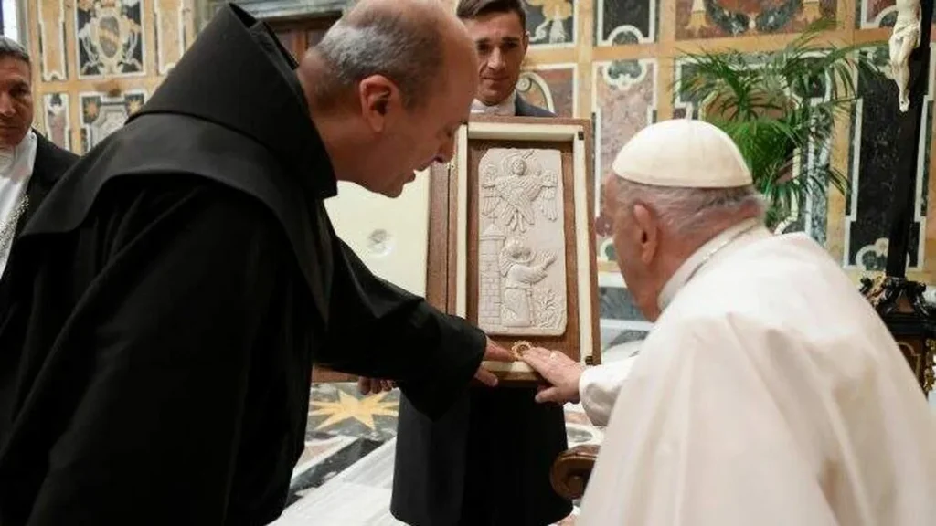 Imagem papa com os franciscanos do artigo Papa recebe franciscanos em audiência nesta sexta-feira (05)
