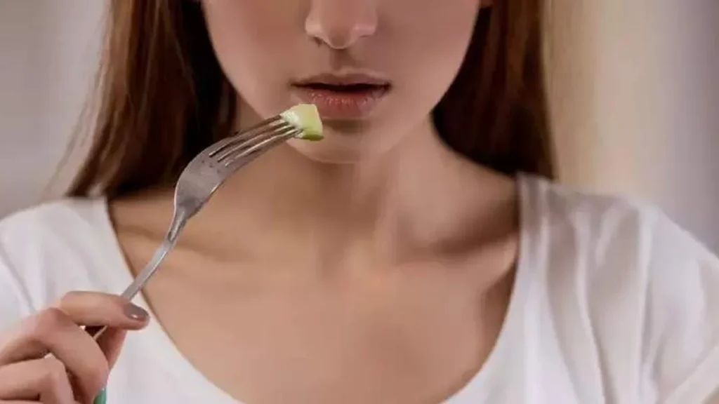 Imagem Mulher com transtorno alimentar do artigo Transtorno alimentar: como a nutrição pode ajudar?