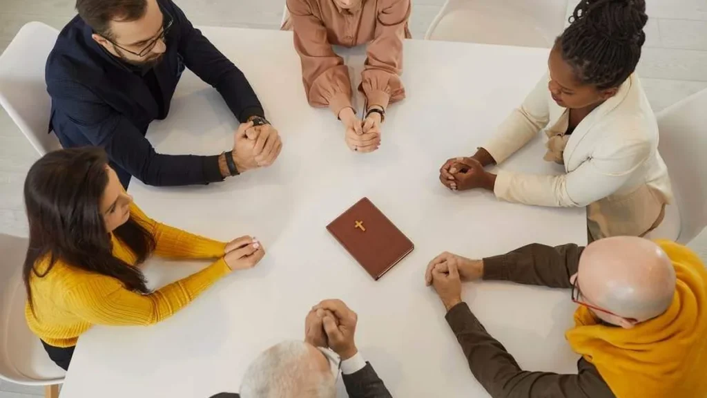 Imagem Pessoas rezando do artigo CONIC apresenta roteiros para Semana de Oração da Unidade Cristã