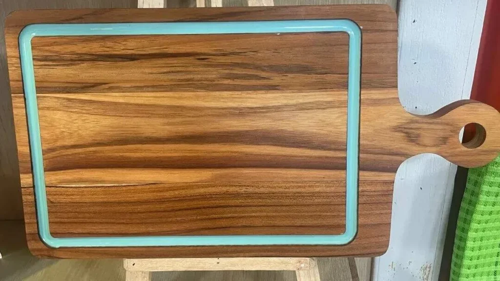 Imagem tabua corte fvm1 do artigo Tábua de corte decorada com resina – Faça Você Mesmo