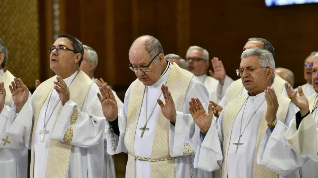Imagem Bispos brasileiros em Santa Missa no Santuario no dia 16 de abril de 2024 do artigo Saiba quais são os destaques do sétimo dia da 61ª Assembleia Geral da CNBB