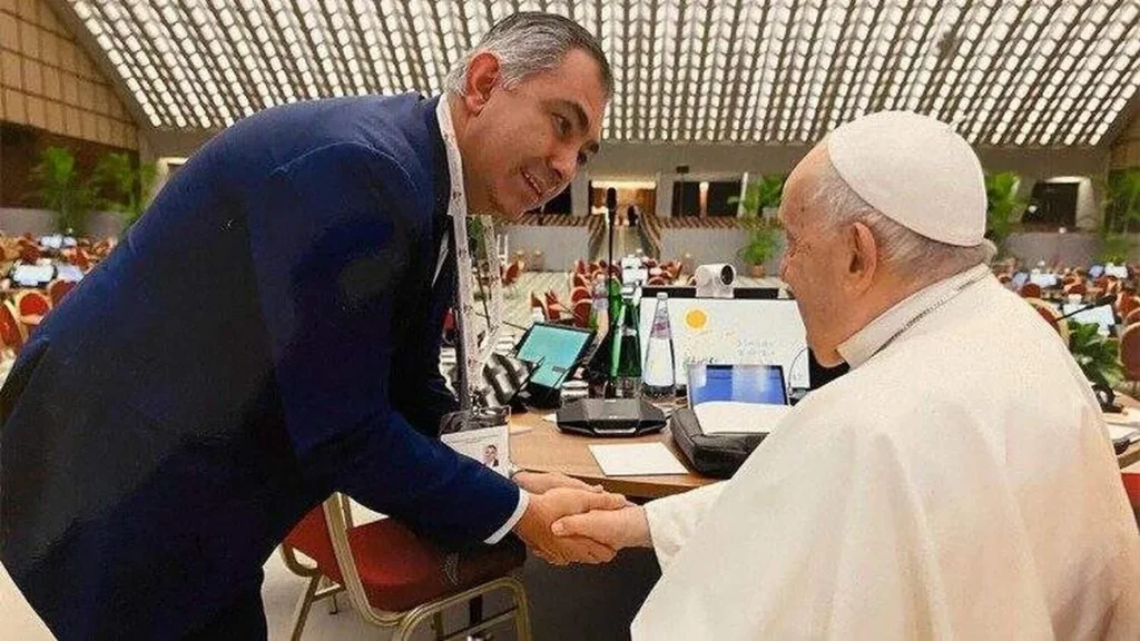 Imagem consultor de comunicacao e o papa francisco do artigo Consultor de Comunicação da Santa Sé aborda inteligência artificial em aula on-line
