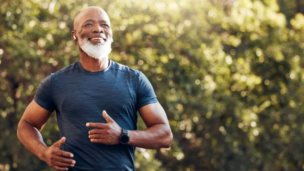Imagem Homem correndo e sorrindo do artigo Você reza enquanto corre?