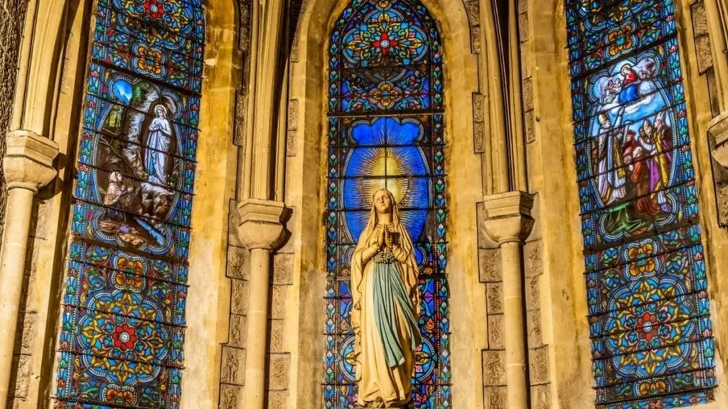 Imagem altar com a imagem de nossa senhora do artigo Cardeal anuncia documento sobre o discernimento de aparições