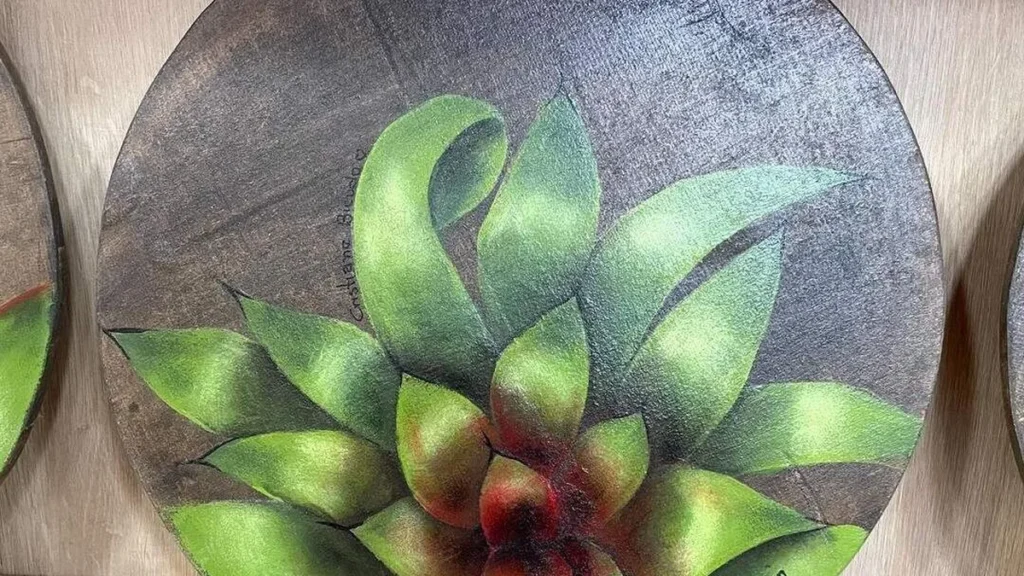 Imagem sousplat fvm1 do artigo Sousplat com pintura decorativa de bromélia – Faça Você Mesmo