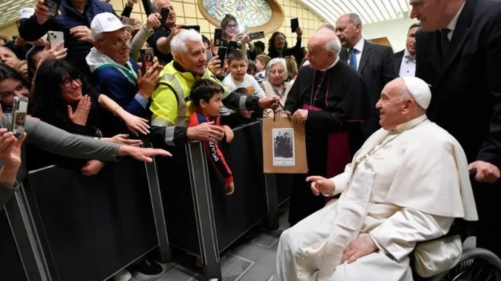 Imagem Papa com idosos e netos 1 do artigo "Os idosos são uma riqueza para as novas gerações", diz o Papa