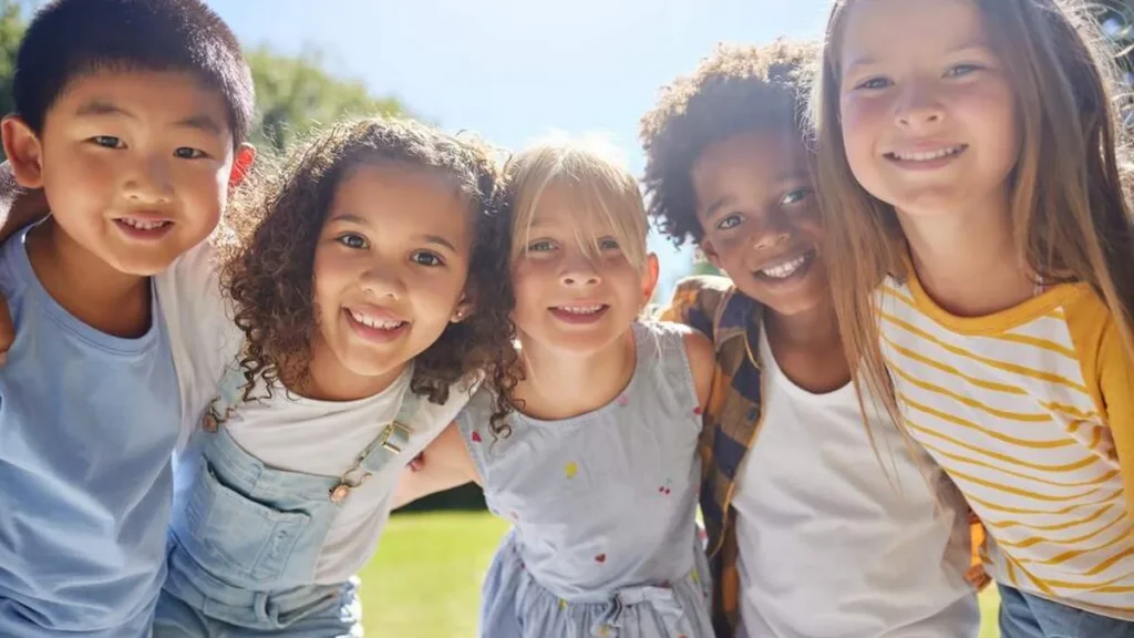 Imagem criancas abracadas do artigo Infância e Adolescência Missionária se prepara para a 12ª Jornada Nacional