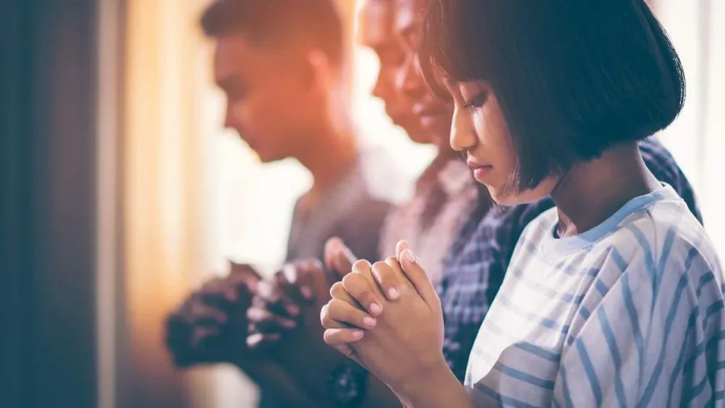 Imagem Jovens rezando do artigo Jovens já podem se preparar para a 10ª Jornada do Jovem Missionário