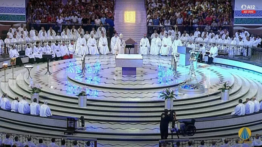 Imagem Altar Central Missa do artigo Dom Orlando: “amar Jesus internamente, não intelectualmente”